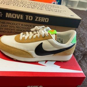 Nike W8.5 Wheat/Black-Phantom